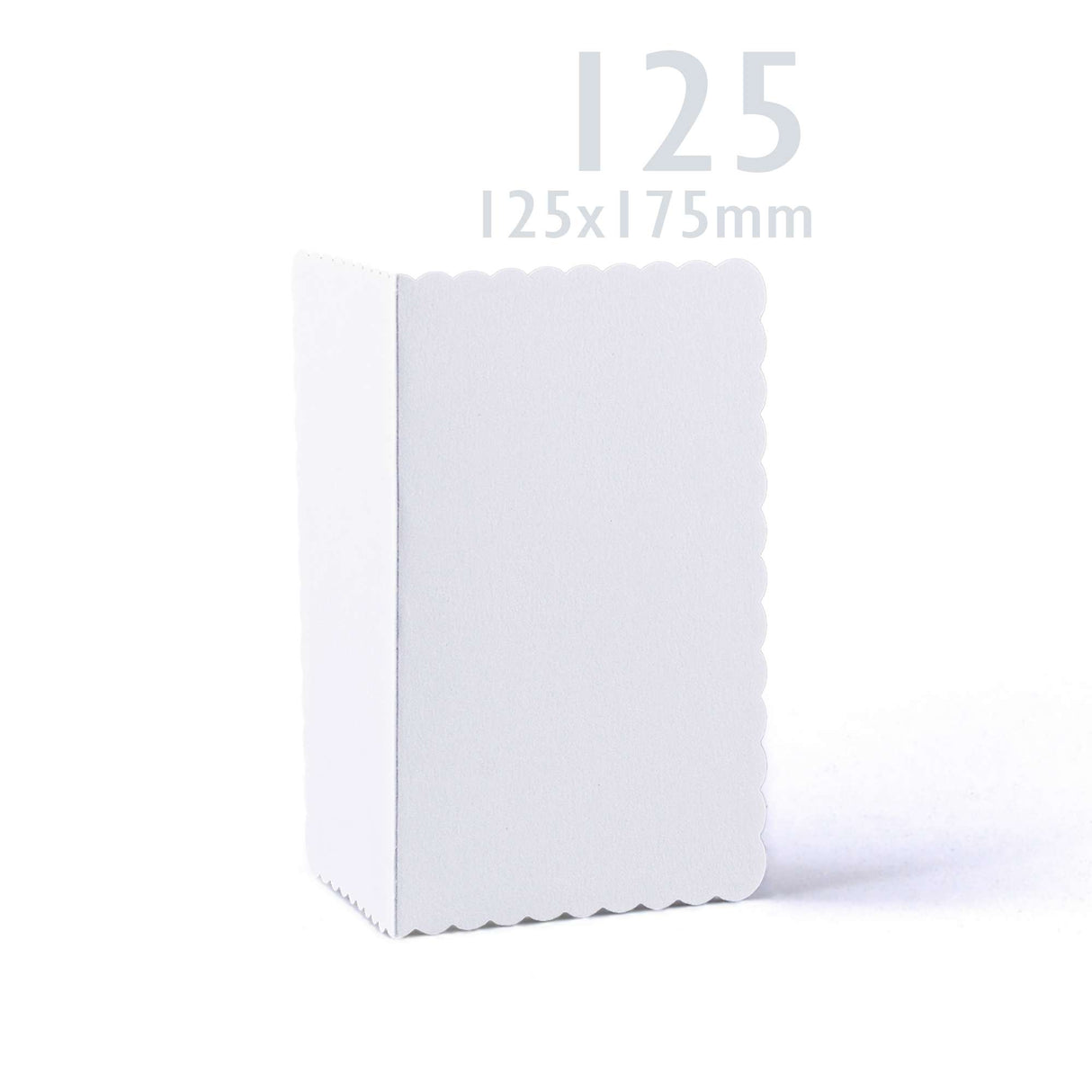 Vita kort och kuvert med vågig kant – förpackning